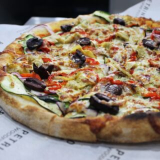 Fresh from the Garden - Napoli Sauce, Mozzarella, Zucchini, Roasted Peppers, Spanish Onion, Kalamata Olives, Artichokes & Parmesan Cheese > The Vegetarian ❤️🍕🔥
All yours for pick-up or delivery - Link in bio!
.
.
.
#petrinopizza #woodfirepizza #lovepasta #lovepizza #eatwhatyoulove #pizzaonline #melbourneeats #localbusiness #huntingdale #pizza #pasta #petrinowoodfirepizza #dessert
