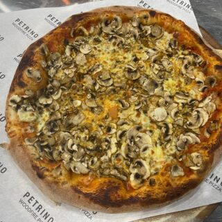 Our MUSHROOM CLASSIC is a must try.
Napoli Sauce, Mozzarella, Mushrooms 😋❤️🍕🔥
All yours for pick-up or delivery via link in bio!
.
#petrinopizza #woodfirepizza #lovepasta #lovepizza #eatwhatyoulove #pizzaonline #melbourneeats #localbusiness #huntingdale #pizza #pasta #petrinowoodfirepizza #dessert