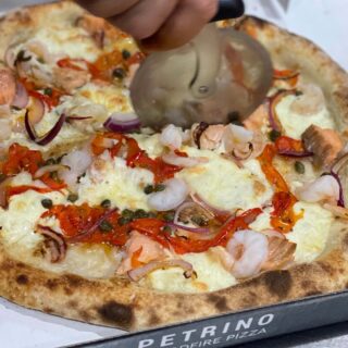 Friday night pizza night - The Seafood 🍤
Mozzarella, Garlic Sauce, Spanish Onion, Prawns, Smoked Salmon, Capers, Dill & E.V.O.❤️🍕🔥
All yours for pick-up or delivery - Link in bio!
.
.
.
#petrinopizza #woodfirepizza #lovepasta #lovepizza #eatwhatyoulove #pizzaonline #melbourneeats #localbusiness #huntingdale #pizza #pasta #petrinowoodfirepizza #dessert