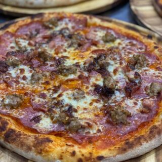 The Meat Lovers Pizza - Tastes as good as it looks.
🍖❤️🍕🔥
Napoli Sauce, Mozzarella, Caramelised Onion, Bacon, Salami, Pork Sausage & BBQ Sauce
.
.
.
#petrinopizza #woodfirepizza #lovepasta #lovepizza #eatwhatyoulove #pizzaonline #melbourneeats #localbusiness #huntingdale #pizza #pasta #petrinowoodfirepizza #dessert